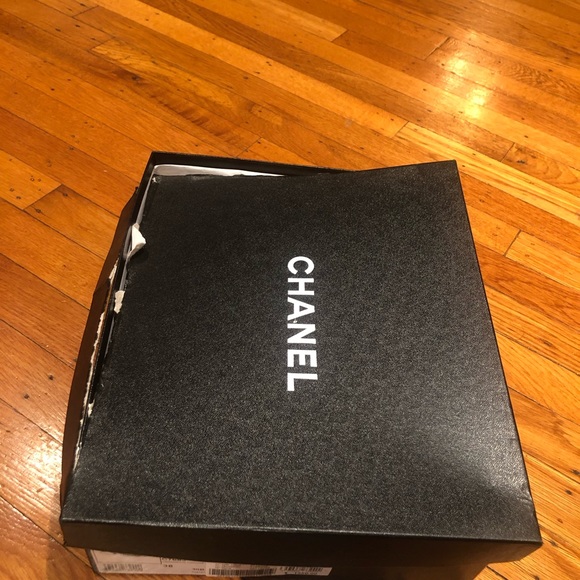 AUTHENTIC Preowned Women’s Chanel Sneaker US sz 8 - Picture 3 of 12